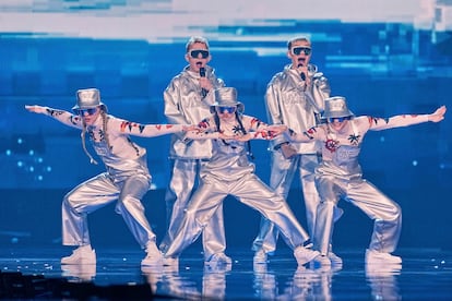 El dúo musical islandés Væb, compuesto por los hermanos, cantantes y raperos Matthías Davíð y Hálfdán Helgi, en el escenario interpretando la canción ‘RÓA’.