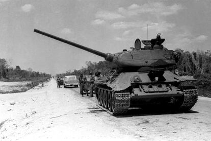 Un tanque del Ejército cubano en posición de disparo frente a las costas en Playa Girón, donde los rebeldes trataban de abrir brecha. La fecha de la fotografía no puede precisarse. Fue tomada en abril de 1961.