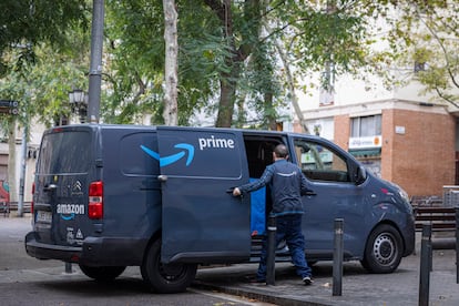 Repartidor de Amazon en su furgoneta en el barrio de Poble Sec (Barcelona).