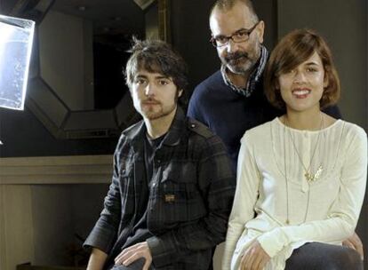 Los actores Adriana Ugarte y Biel Durán y el director Salvador García (centro) durante la presentación, en Valladolid, de <i>Castillos de cartón.</i>