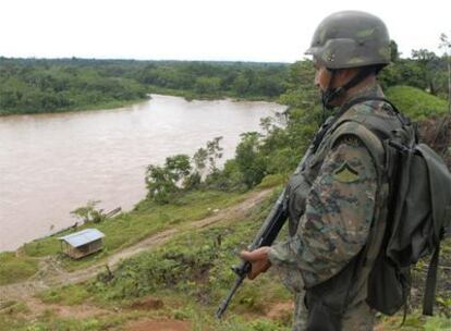 Un soldado ecuatoriano vigila la frontera con Colombia en el río San Miguel en mayo de 2008.