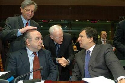 Juncker bromea con Almunia en presencia de Philippe Maystadt, presidente del BEI, y de Durão Barroso.