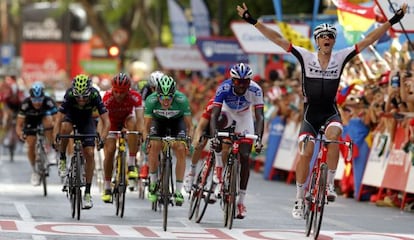 Stuyven celebra la victoria en la octava etapa, en Murcia.