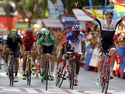Stuyven celebra la victoria en la octava etapa, en Murcia.