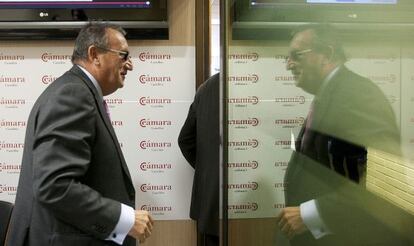 Carlos Fabra abandona la sala de prensa de la Cámara de Comercio de Castellón tras el balance anual del pasado mes de diciembre.