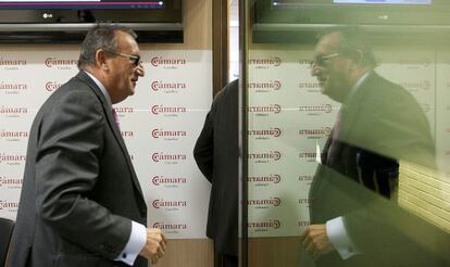 Carlos Fabra abandona la sala de prensa de la C&aacute;mara de Comercio de Castell&oacute;n tras el balance anual del pasado mes de diciembre.