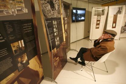 Un hombre lee varios de los paneles de la exposición abierta en San Sebastián.