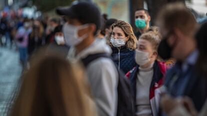 Dezenas de pessoas esperam para fazer um teste de covid-19 em Praga (República Tcheca) no dia 16, em meio a novo surto no país.