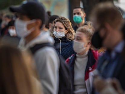 Dezenas de pessoas esperam para fazer um teste de covid-19 em Praga (República Tcheca) no dia 16, em meio a novo surto no país.