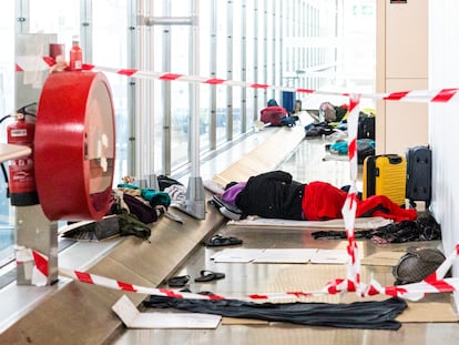 Migrantes en tránsito en la T-4 de Barajas, el pasado día 2.