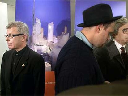 Los arquitectos Daniel Libeskind (izquierda) y Rafael Viñoly (a la derecha, atendiendo a la prensa) y al fondo la maqueta del proyecto del primero para la <i>zona cero,</i> el pasado día 4 en Nueva York.