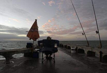 Un pescador disfruta de la tranquilidad de la madrugada en Recife, Brasil. 15 de junio de 2014.