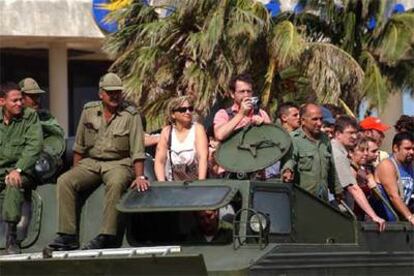 Este grupo de turistas fueron trasladados desde México a Cuba ante la llegada de Wilma. Pero los vientos del huracán también les ha sorprendido en la isla, y han sido evacuados de su hotel en vehículos anfibios.