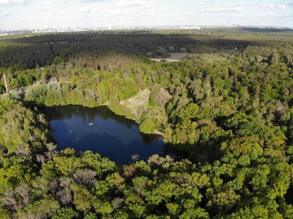 Vista aérea del lago Teufelssee, un lago glaciar en el bosque Grunewald, en el distrito berlinés de Charlottenburg-Wilmersdorf.