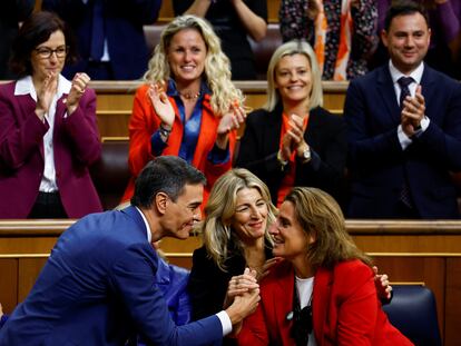 Teresa Ribera felicita a Pedro Sánchez tras la votación de investidura en el Congreso.