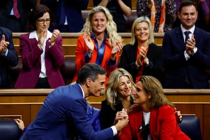 Teresa Ribera felicita a Pedro Sánchez tras la votación de investidura en el Congreso.