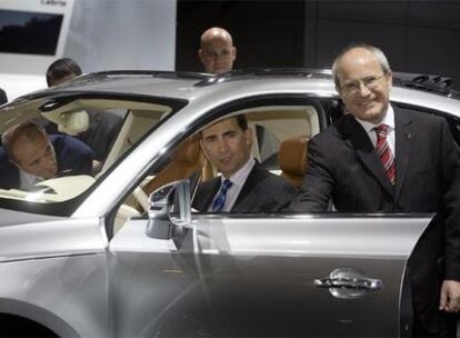 El prínicipe Felipe y Miguel Sebastián, en el interior de un prototipo de Audi Q3, mientras Montilla baja la ventanilla, hoy en el Salón del Automóvil de Barcelona.