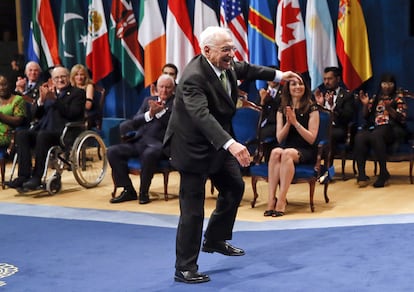 El arquitecto estadounidense Frank Gehry momentos antes de recibir de manos del rey Felipe el Premio Príncipe de Asturias de las Artes 2014.