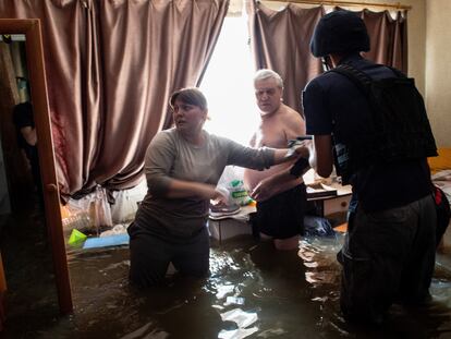 June 7, 2023, Kherson, Ukraine: A family rescues important belongings from their home from flood waters in Kherson, Ukraine a day after the bursting of the Kakhovka Dam along the Dnipro River flooded communities on both banks of the river south of the dam. Massive flooding has occurred in villages along the Dnipro River as a result of the destruction of the Kakhovka Dam, inundating communities along the river in the south, and dropping water levels dangerously low for communities in the north.,Image: 782103960, License: Rights-managed, Restrictions: , Model Release: no, Credit line: Matthew Hatcher / Zuma Press / ContactoPhoto
Editorial licence valid only for Spain and 3 MONTHS from the date of the image, then delete it from your archive. For non-editorial and non-licensed use, please contact EUROPA PRESS.
07/06/2023