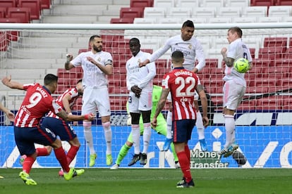 Luis Suárez golpea la pelota en una falta a favor de su equipo, con Benzema, Mendy, Casemiro y Kroos en la barrera.