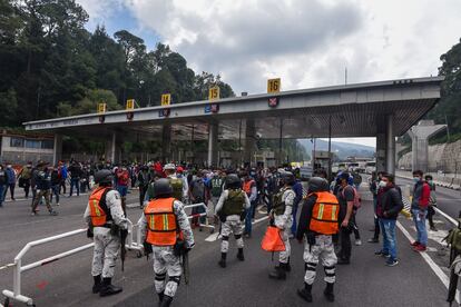 Estudiantes de la Escuela Normal Rural “Lázaro Cárdenas del Río” de Tenería, Tenancingo, Estado de México dieron el paso libre en la caseta La Venta de la Autopista Mexico-Toluca.