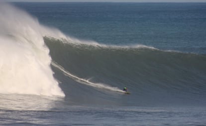 El surfista Ibon Amatriain, en una sesión de olas en Deba.