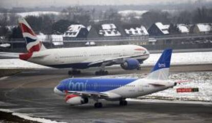 Dos aviones esperan su turno para despegar en la pista del aeropuerto de Heathrow, Londres. EFE/Archivo