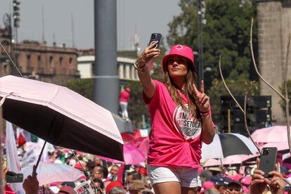 Una manifestante vestida de rosa, se hace un selfi durante la manifestación de este domingo.
