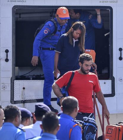 El español David Hernández Gasulla y la malasia Armella Ali Hassan desembarcan del avión que les ha llevado a Kota Kinabalu tras permanecer diez días a la deriva en el océano.