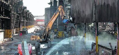 Gr&uacute;as desmantelan la acer&iacute;a y los trenes de laminaci&oacute;n del centro sider&uacute;rgico de ArcelorMittal ubicado en Villaverde.