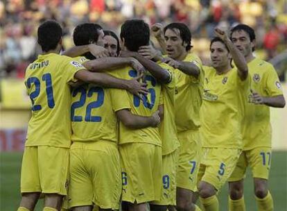 Los jugadores del Villarreal festajan un gol