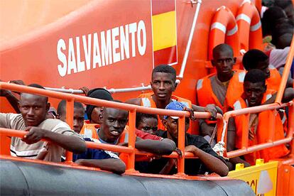 Un buque de Salvamento Marítimo traslada a varios de los inmigrantes rescatados el domingo a su entrada en el puerto de Los Cristianos.