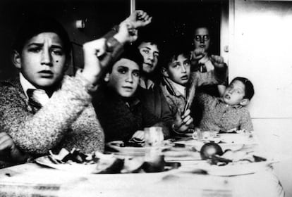 En la imagen los hermanos Semprún, de izquierda a derecha¡ : Álvaro, Jorge ( escritor) , Gonzalo, Carlos y Francisco. A la derecha Elsa Grobety.
