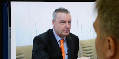 Un hombre mira en un ordenador una foto del diplomático asaltado, Onno Elderenbosch.