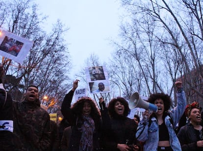 Jóvenes afrodescendientes con cárteles de las víctimas.