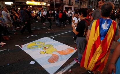 Un cartel de Piolín, en las protestas por las cargas policiales del martes en Barcelona.
