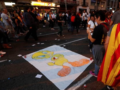 Un cartel de Piolín, en las protestas por las cargas policiales del martes en Barcelona.