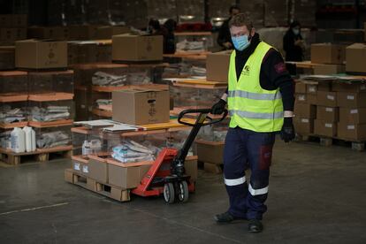 Preparativos para la distribución de material de prevención sanitaria para los miembros de las mesas de las elecciones catalanas.