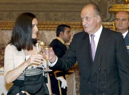 El rey Juan Carlos brinda con la ministra de Cultura, Ángeles González-Sinde, en el almuerzo homenaje a Juan Marsé, último premio Cervantes.