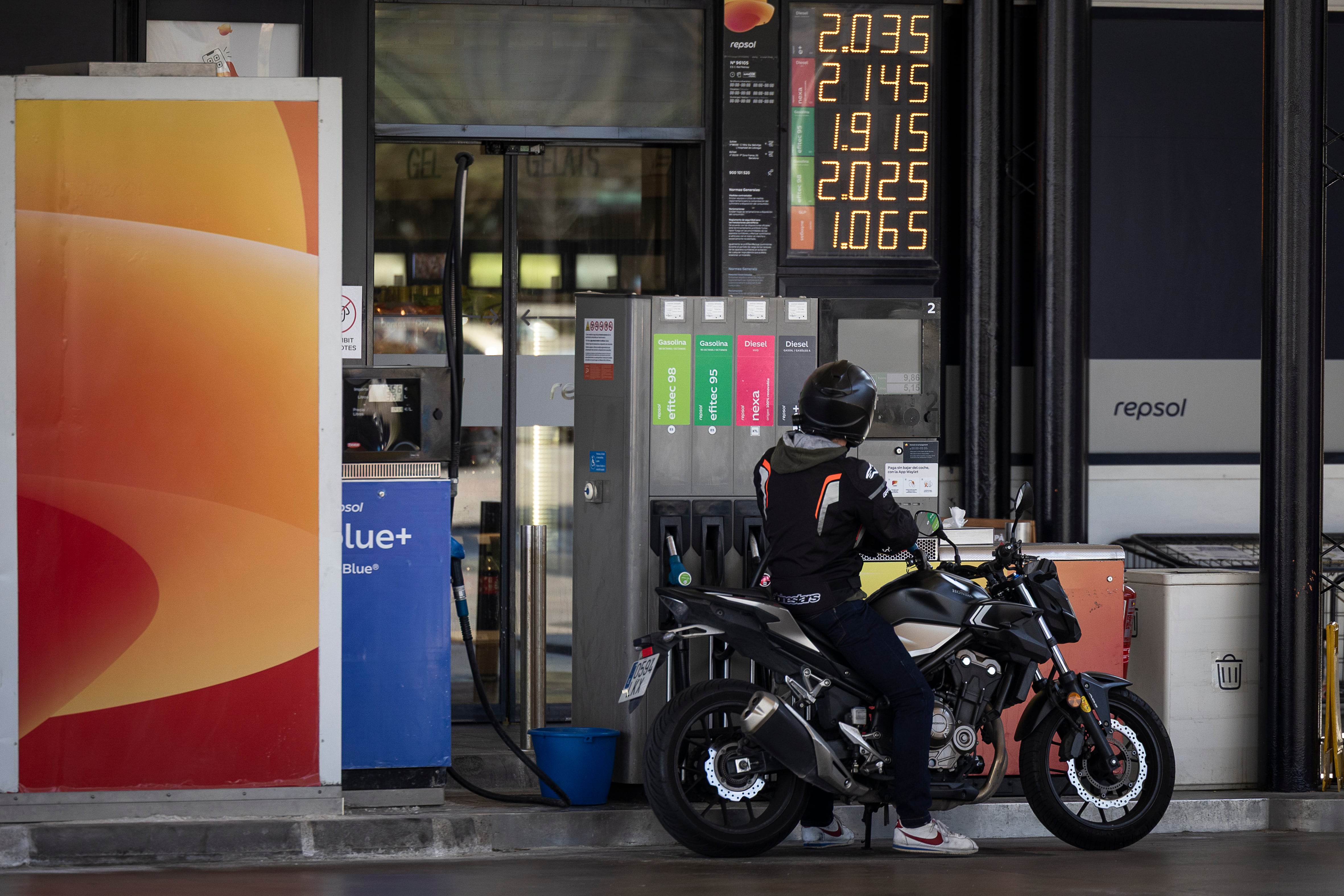 La escalada del crudo impulsa a las energéticas en Bolsa
