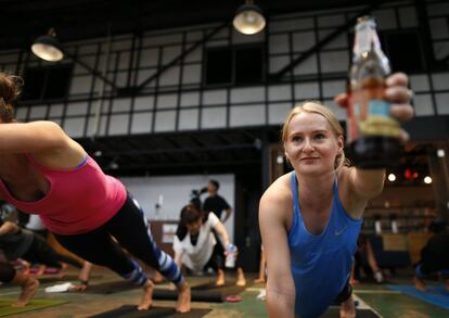 El 'Yoga Beer' o Yoga de la cerveza se origina en Berlín, Alemania, e intenta combinar la alegría de beber cerveza durante algunas poses de yoga tradicionales mediante el equilibrio de la botella de cerveza en los cuerpos de los yoguis.