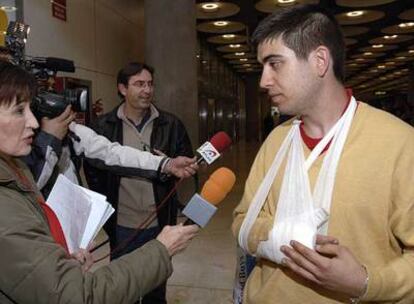 Enrique Alonso, uno de los pasajeros del crucero <i>Sea Diamond,</i> habla con los periodistas a su llegada a Barajas.