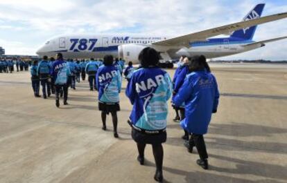 Empleados de la aerolínea All Nippon Airways frente al Dreamliner