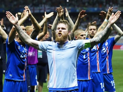 Los jugadores islandeses celebran el pase a semifinales.