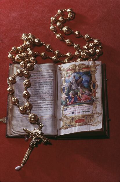 La Biblia y el rosario de María I de Escocia (1542-1587), expuestos en el castillo de Arundel, en una imagen de 1968.