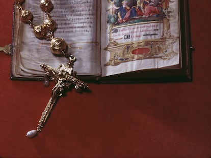 La Biblia y el rosario de María I de Escocia (1542-1587), expuestos en el castillo de Arundel, en una imagen de 1968.