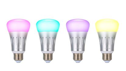 Una bombilla E27 que es de la más baratas que os traemos hoy. Es compatible con Wifi, y puede ajustar el color mediante comandos de voz o desde su app dedicada. Es una bombilla LED que no emite radiación y que puede regular su brllo, intensidad de color o incluso activar un modo de fiesta con el que los colores cambian a gran velocidad.