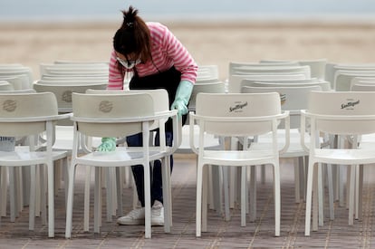 Un negocio de hostelería en el paseo marítimo de Valencia, uno de los sectores que está sufriendo cancelaciones por el aumento de los contagios.