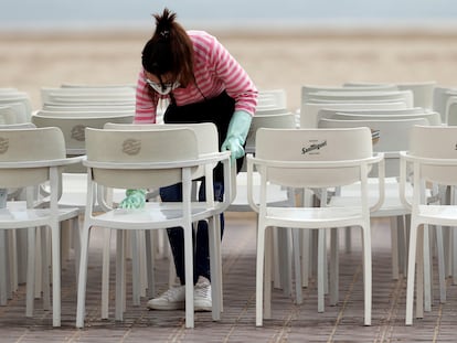 Un negocio de hostelería en el paseo marítimo de Valencia, uno de los sectores que está sufriendo cancelaciones por el aumento de los contagios.