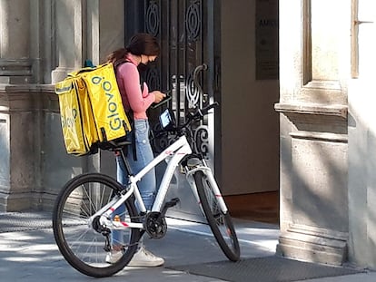 Una "rider" ante un portal en Barcelona. Foto: Alfonso L. Congostrina